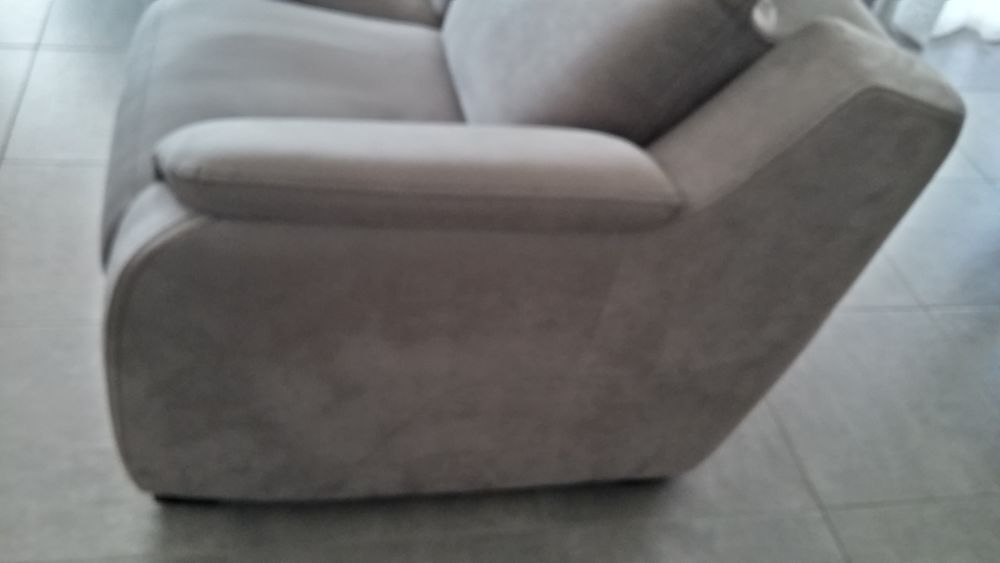 2 canap&eacute;s deux places alcantara gris : 2500 euros l'ensemble Meubles