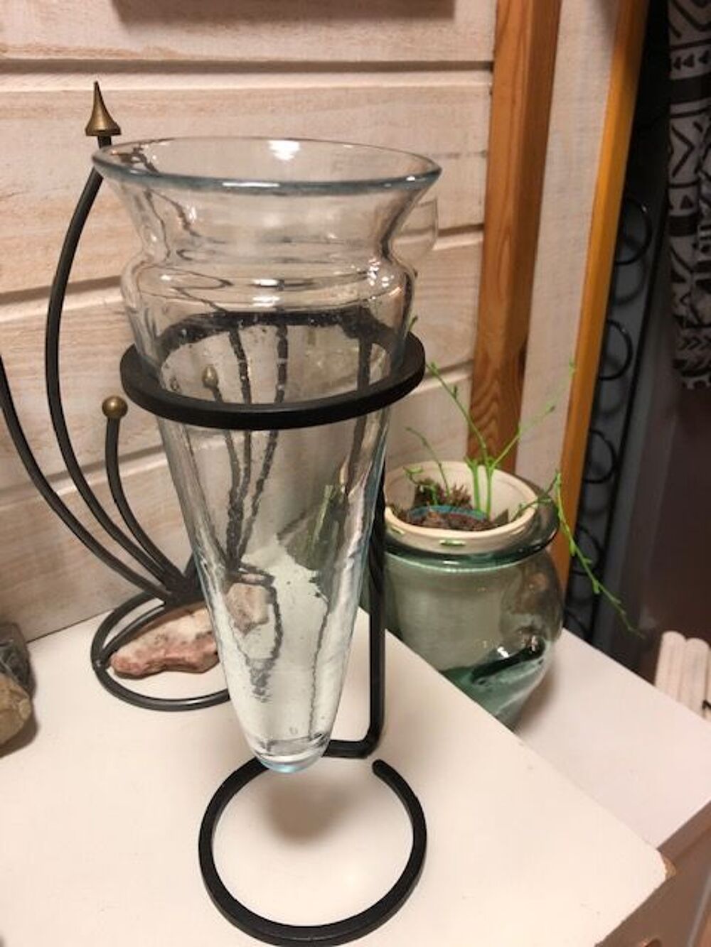 2 jarres coniques en verre avec support fer forg&eacute; Décoration
