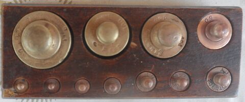 Coffret de 11 poids en cuivre en trs bon tat
35 Castries (34)