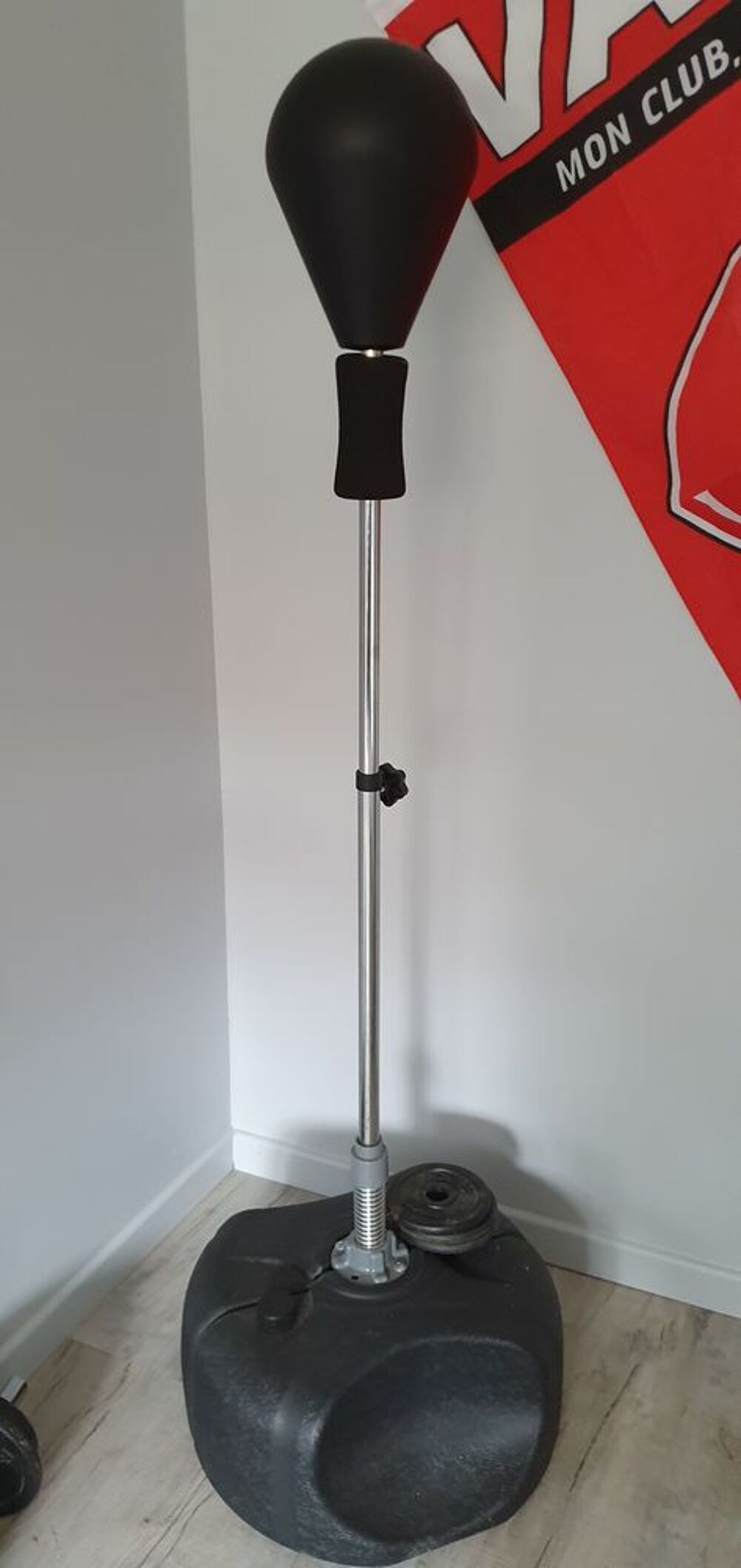 Punching ball ballon noir avec gants Sports