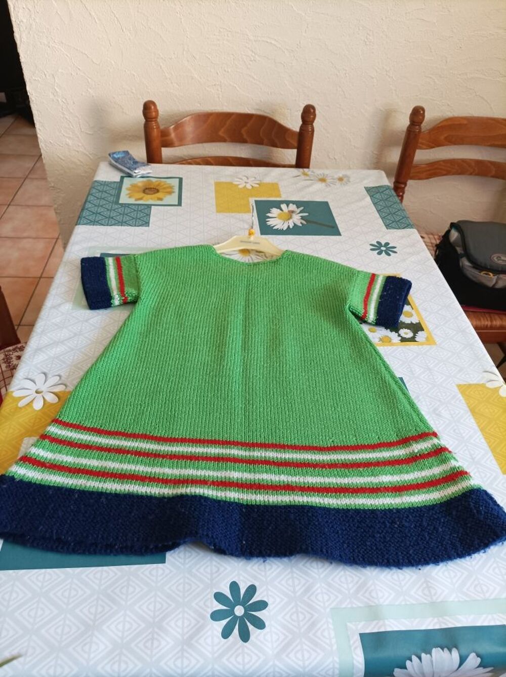 robe B&eacute;cassine, tricot&eacute;e main,avec les couleurs initiales vert pomme,rouge ,blanc et bleu marine , Vêtements enfants
