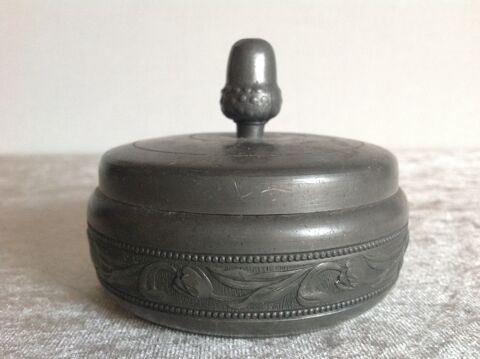 BOITE BONBONNI�RE ANCIENNE EN �TAIN FIN Envoi Possible
15 Tr�gunc (29)