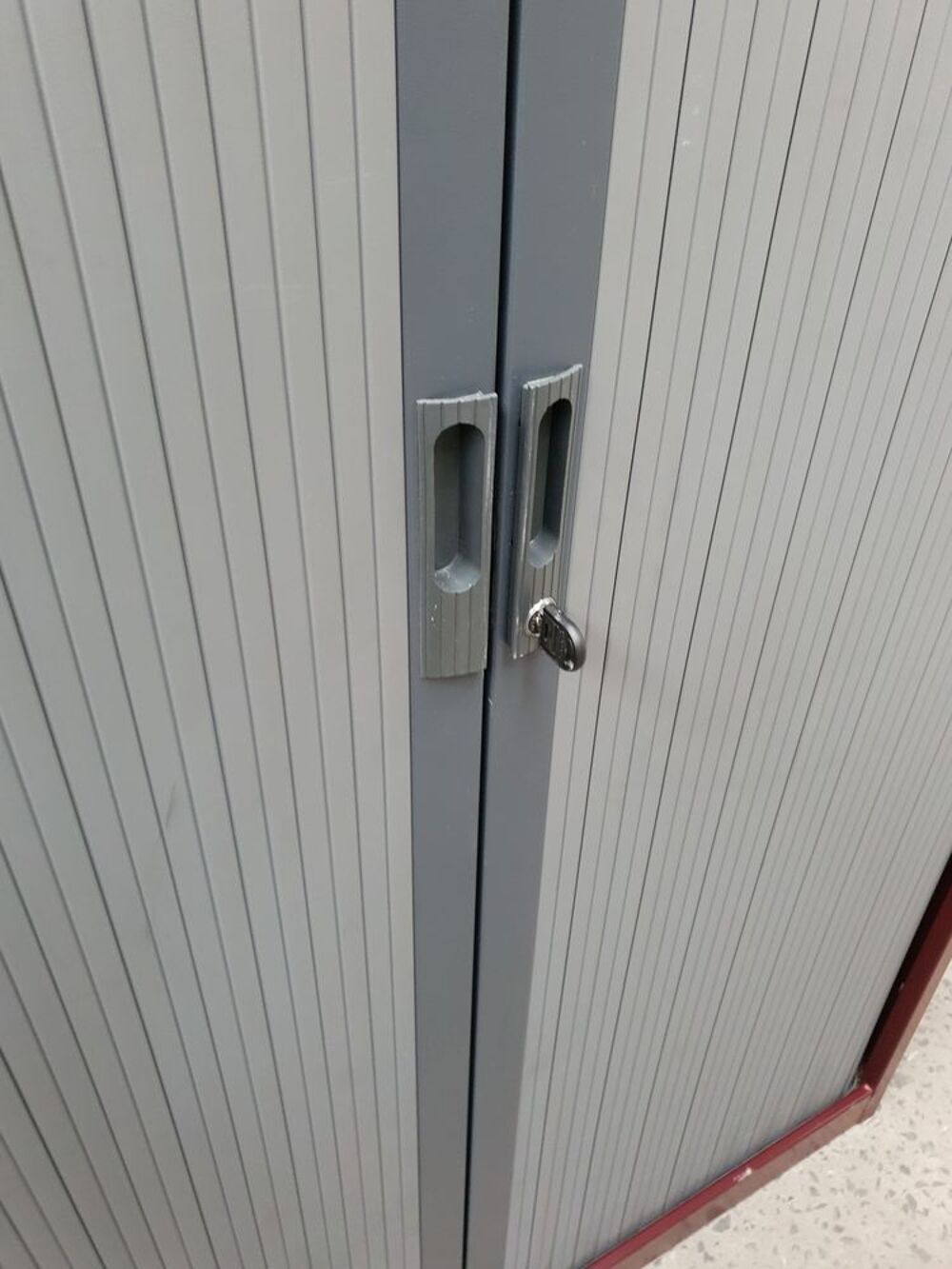 Armoire m&eacute;tallique &agrave; rideaux Meubles