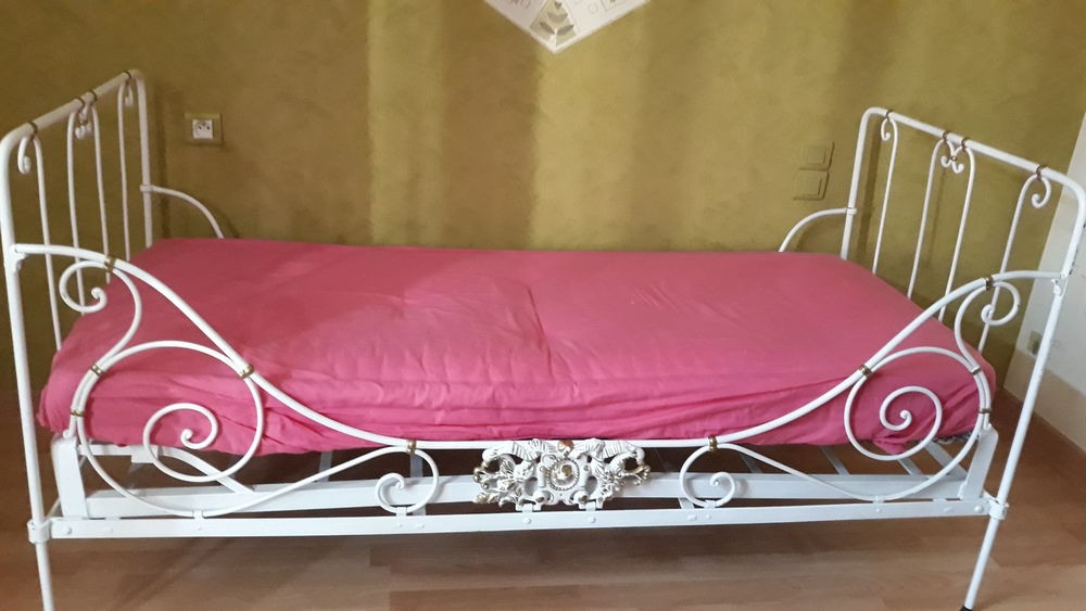 Lit complet en fer forg&eacute; avec sommier et matelas fait sur me Meubles