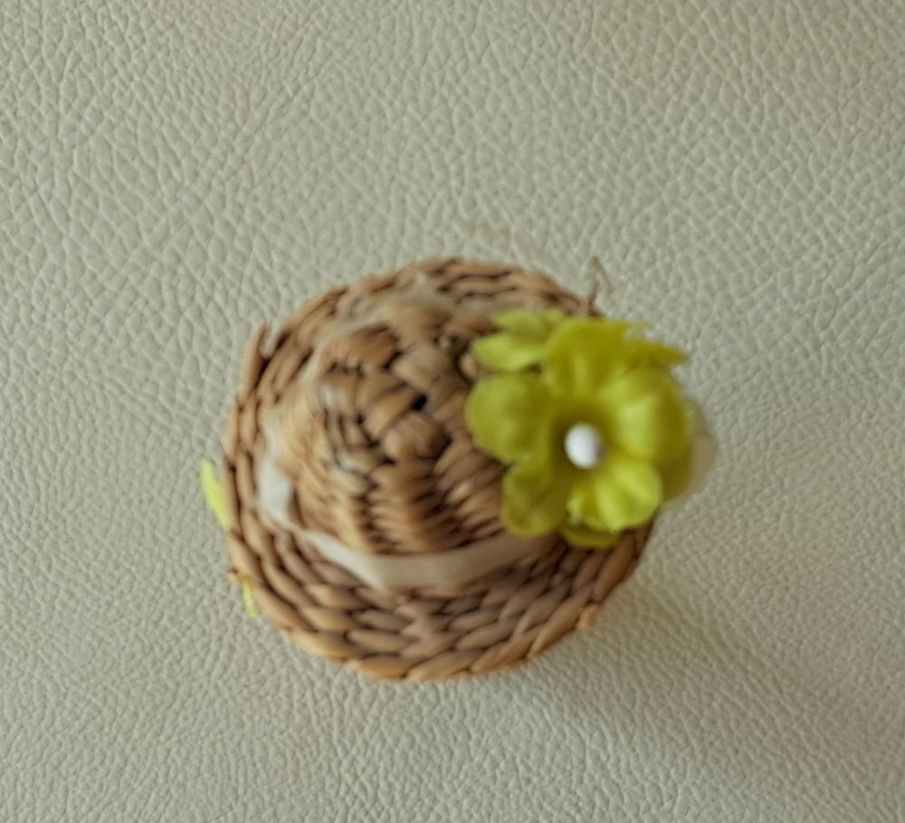 petite poup&eacute;e en paille tress&eacute;e panier et chapeau fleuri Décoration