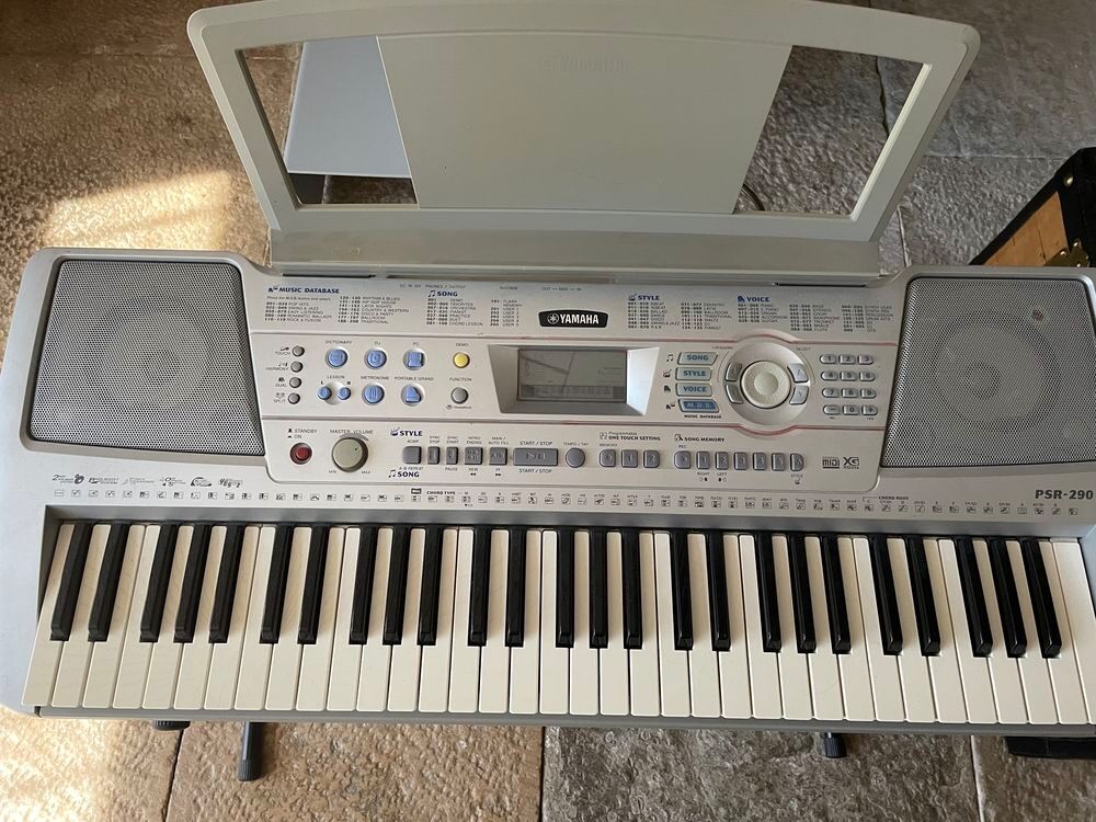 Synth&eacute;tiseur Yamaha PSR 290 avec son support Audio et hifi