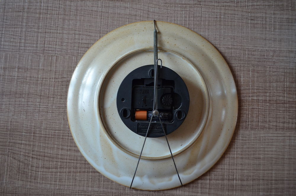 Horloge murale, assiette en gr&egrave;s, d&eacute;cor fondue savoyarde Décoration
