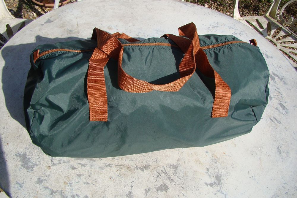 Sac de voyage souple + trousse vintage 
Maroquinerie