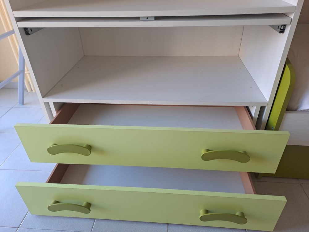 Lits superposees + bureau + rangements
Mobilier enfants