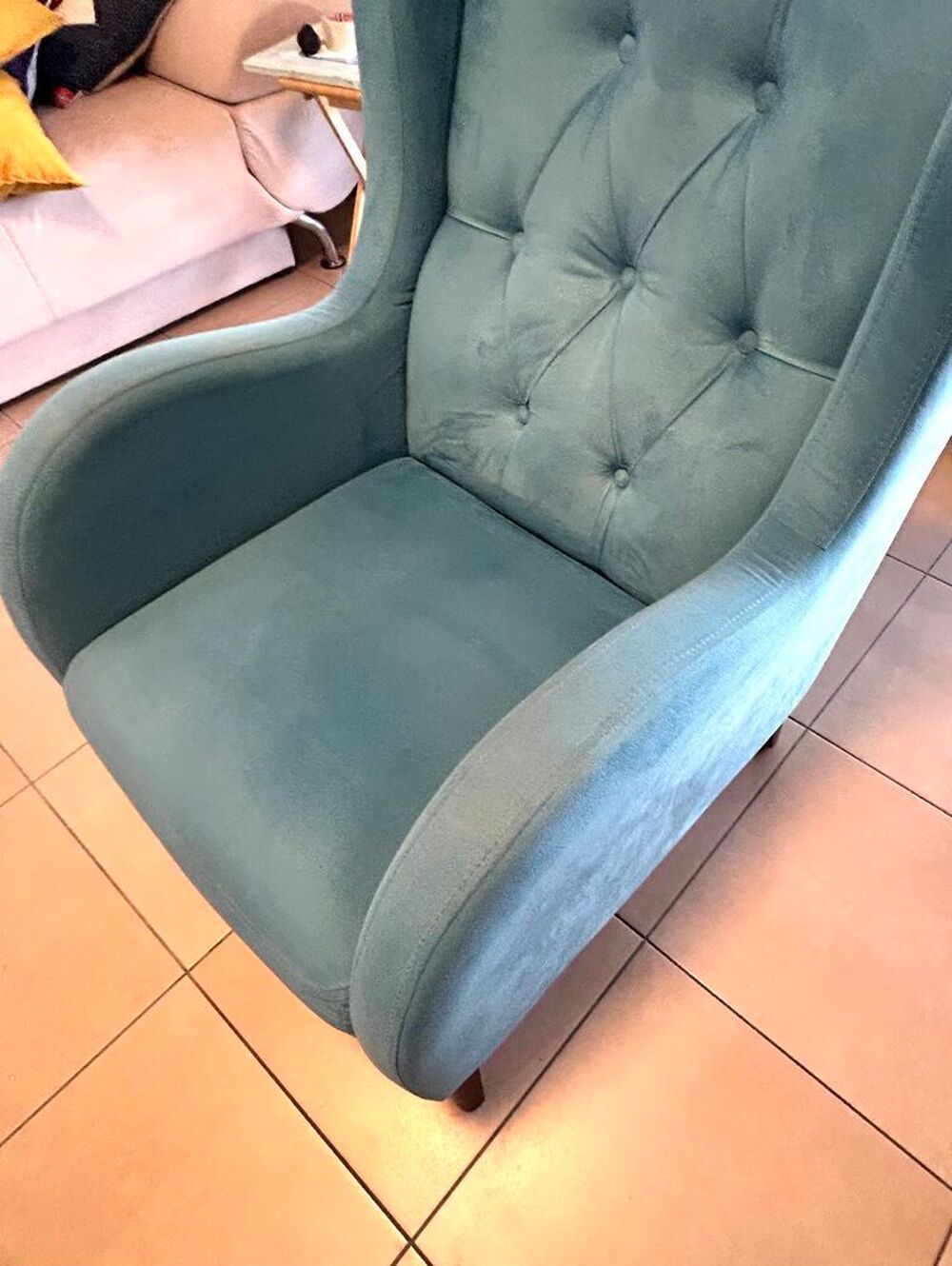Fauteuil &agrave; oreilles en velours bleu canard €" dossier capitonn&eacute; €" style scandinave Meubles