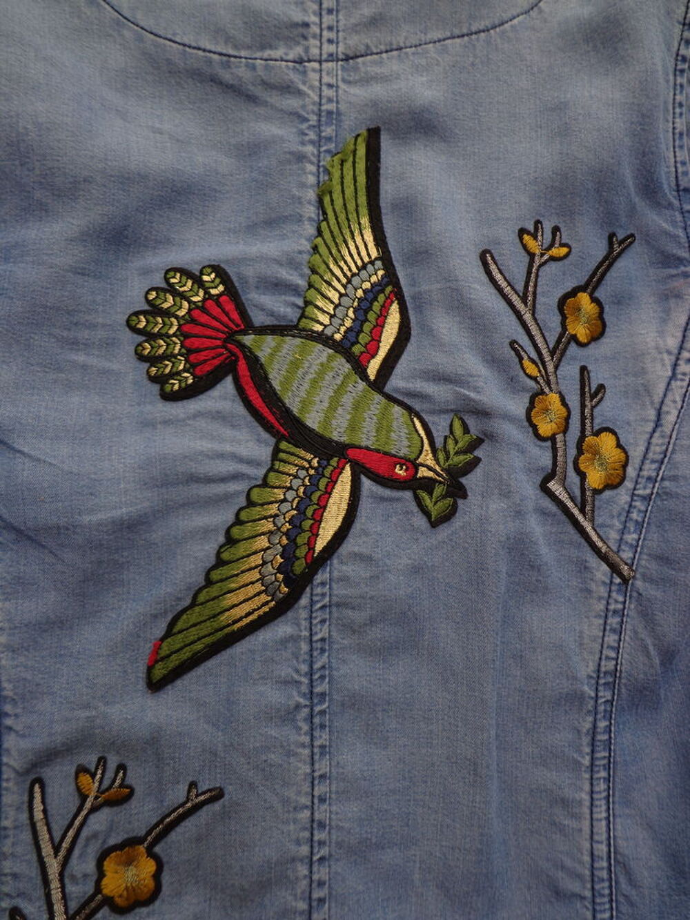 Veste, blouson en jean avec motif dans le dos.. Vêtements