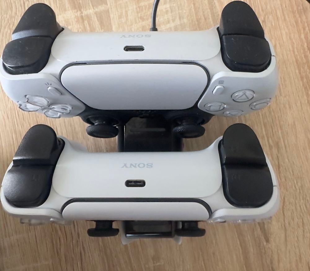 PlayStation 5 1 To + 2 Manettes DualSense + Station de recharge + Plaques camouflage Consoles et jeux vidéos