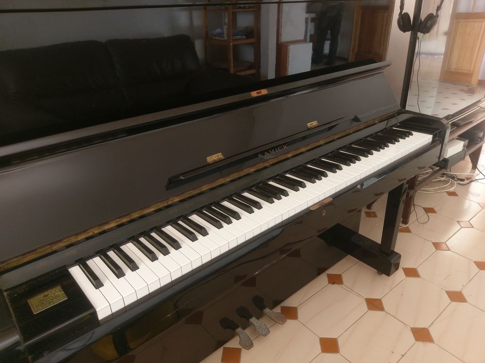 D'UN PIANO DROIT SAMICK NON UTILISE Instruments de musique