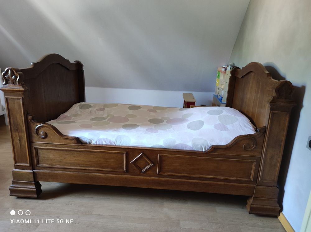 Lit ancien en bois avec sommier et matelas Meubles