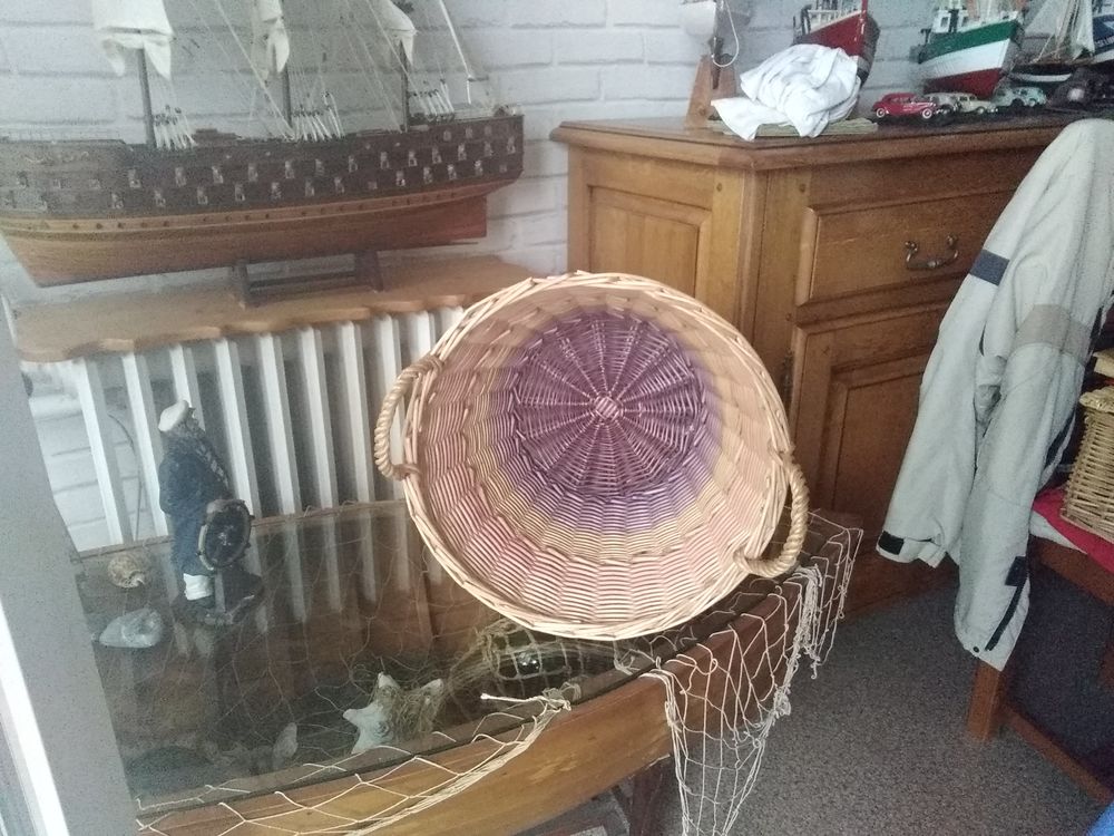 Grande corbeille en trois couleur d'osier Décoration