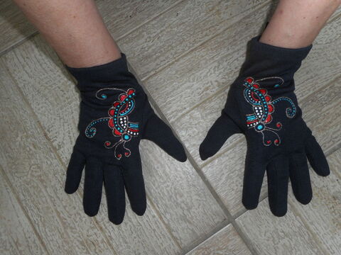 Paire de gants noirs brods M 5 Nieuil-l'Espoir (86)