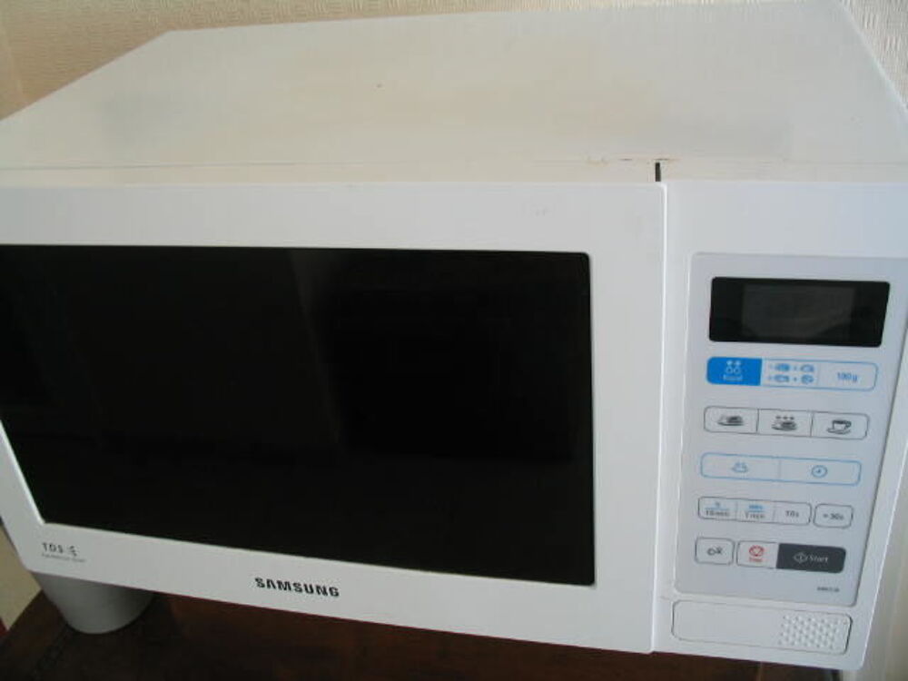 Four micro-ondes SAMSUNG 800 Watts Electromnager