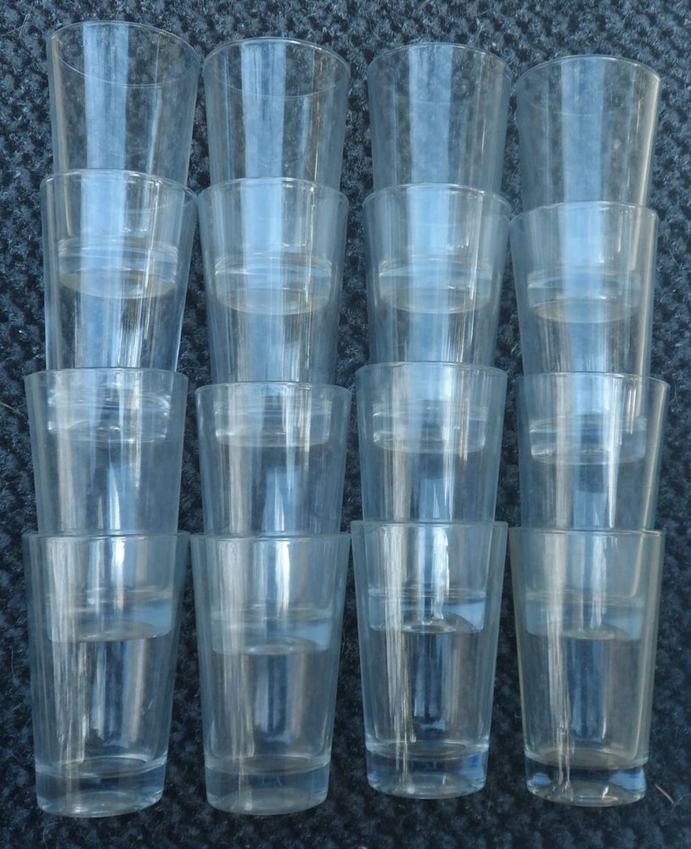 16 petits verres vintages hauteur 10 cm diam&egrave;tre du haut 5,5 Cuisine