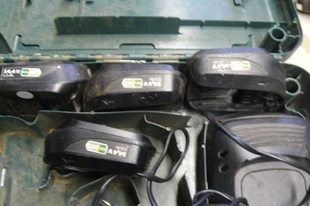 4 batteries avec chargeur et la mallette pour perceuse BOCH Bricolage