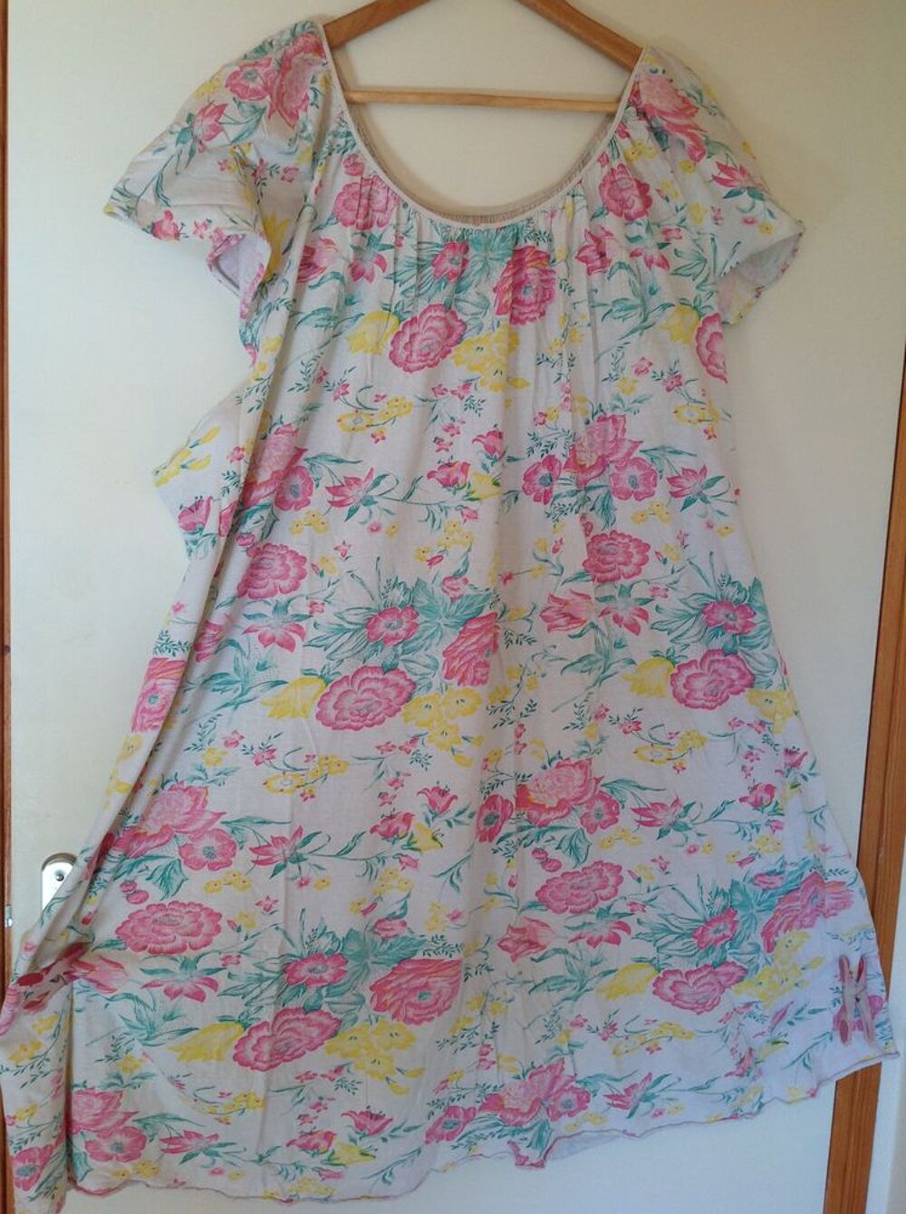 CHEMISE DE NUIT BLANCHE A? FLEURS ROSE JAUNE Vêtements