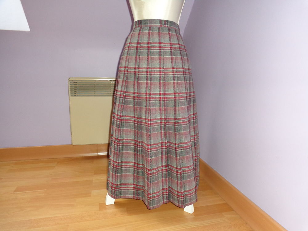 Jupe a carreaux classique. Vêtements