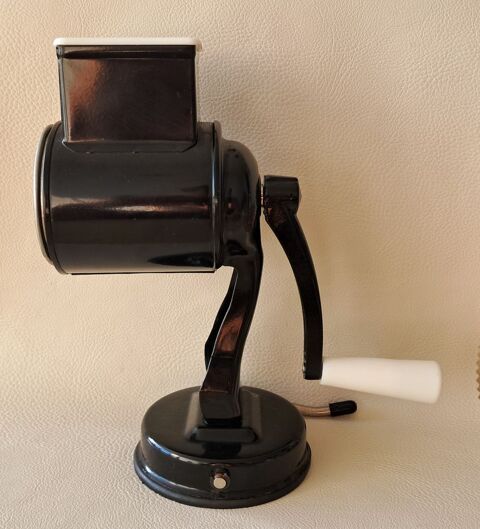 r�pe � fromage ou l�gumes manuelle en acier laqu� noire 18 Carnon Plage (34)