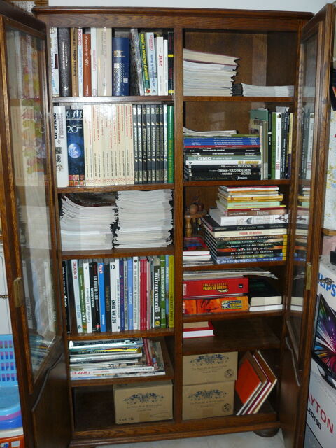 bibliothèque remplie de 500 livres et revues militaires 2000 Saint-Germain-sur-École (77)