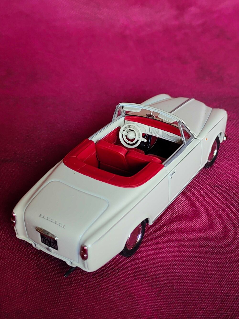 Voiture miniature peugeot 403 cabriolet Jeux / jouets