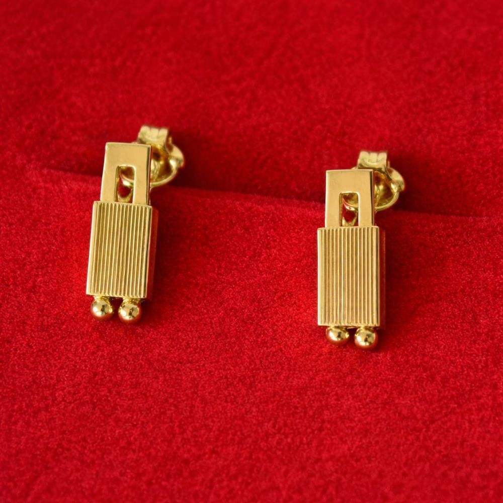 Clous d'oreille OR 18K 0,84 g NEUFS mod&egrave;le unique Bijoux et montres