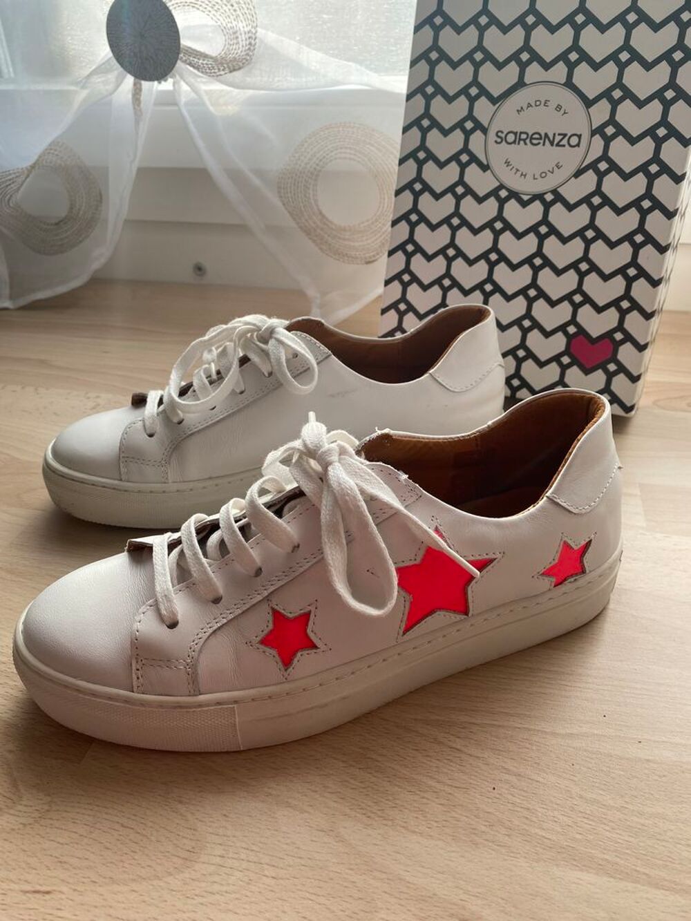 Baskets blanches et &eacute;toiles roses Sarenza Chaussures