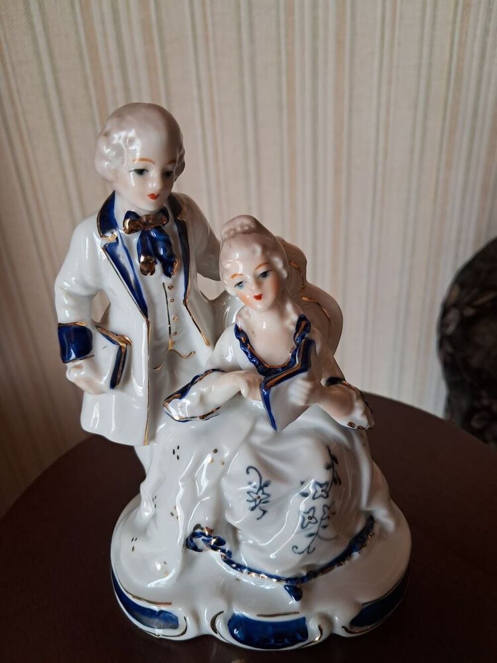 Statue en porcelaine avec estampille bleue dessous 