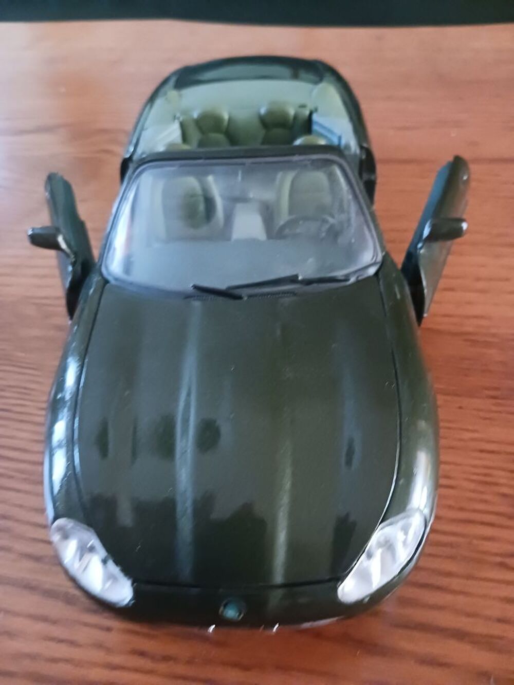 JAGUAR XK SERIES SCALE 1 \ 18 &eacute;mes . 