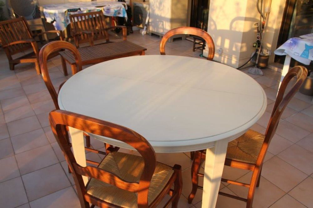 TABLE RONDE + CHAISES Meubles