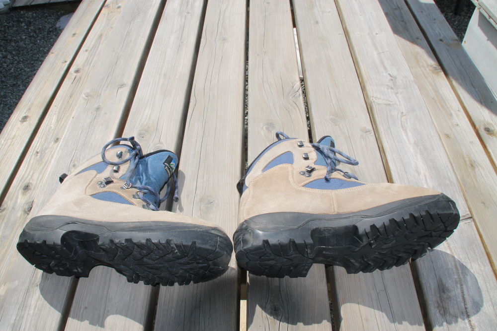 Chaussures de randonn&eacute;e en bon &eacute;tat, peu servies, &agrave; crampons Sports