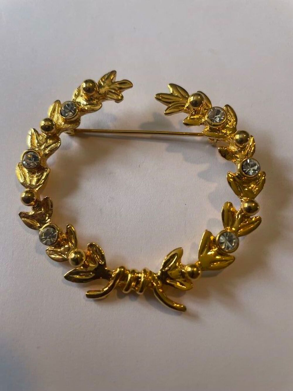 Broche lauriers dor&eacute;e strass crystal Ines de la Fressange Bijoux et montres