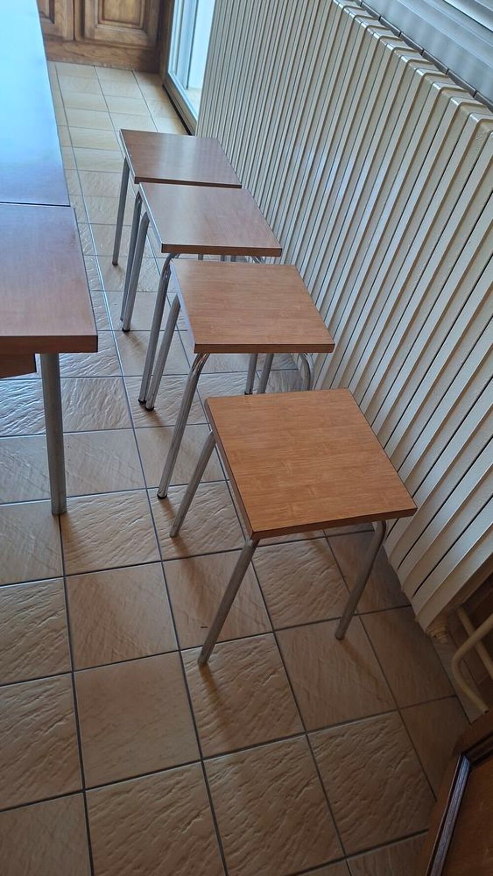 Table de cuisine en formica avec 2 rallonges. Meubles