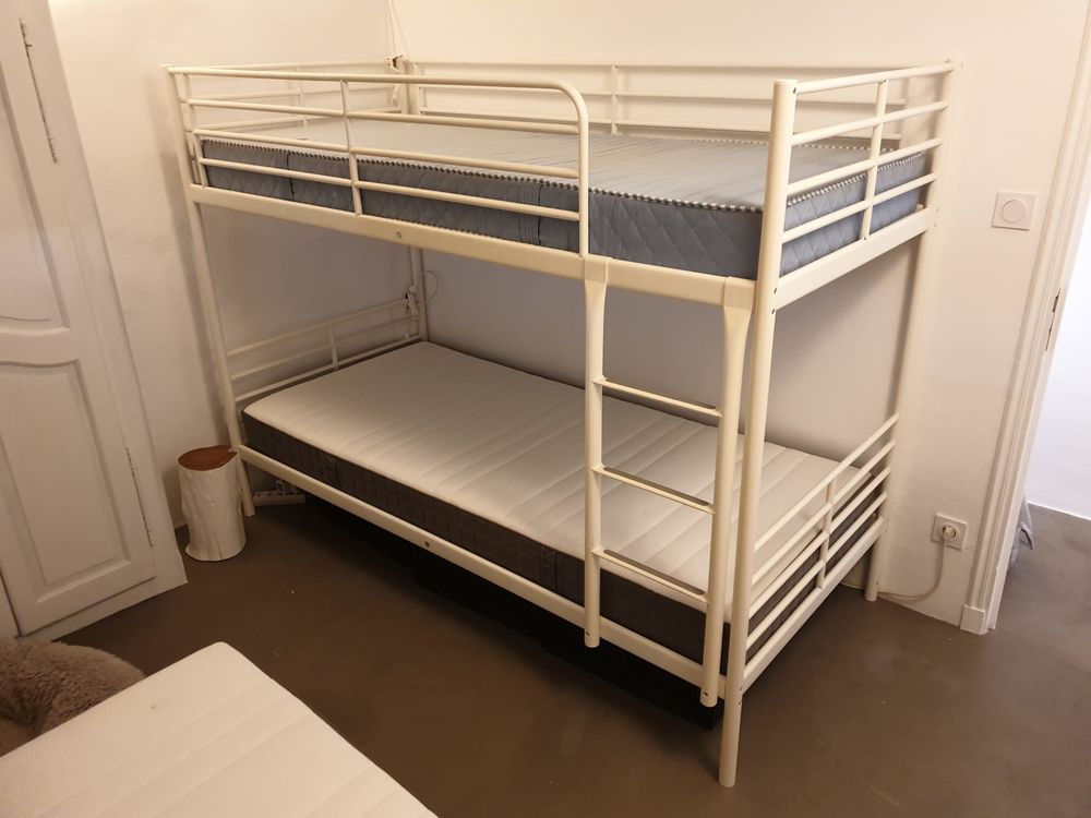 Lits superpos&eacute;s en m&eacute;tal blanc, mod&egrave;le IKEA SVARTA Meubles