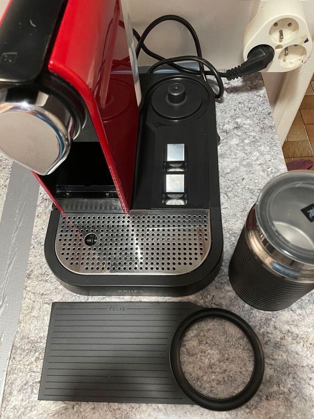 Machine &agrave; caf&eacute; nespresso Krups avec aeroccino Electroménager