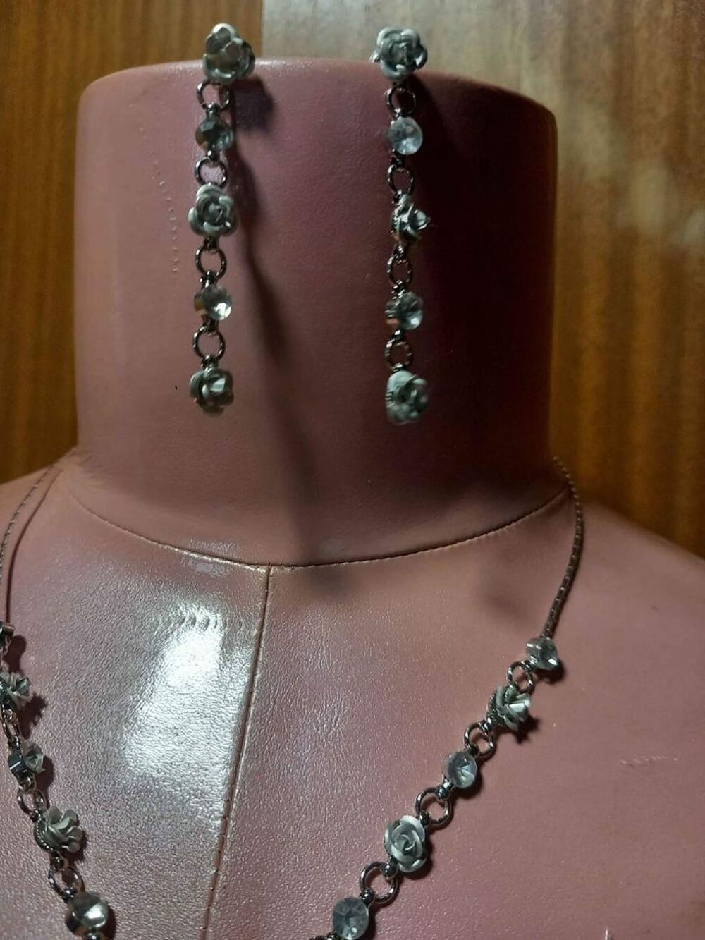 Collier avec boucles d'oreilles &agrave; fleurs argent&eacute; Bijoux et montres