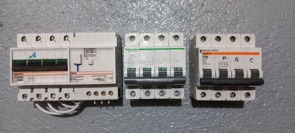 Lot disjoncteurs legrand schneider merlin gerin Bricolage