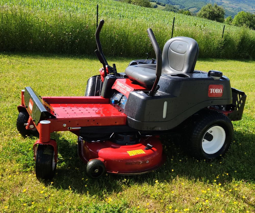 Tracteur tondeuse Toro zero turn timecutter ZS 4200. 
Jardin