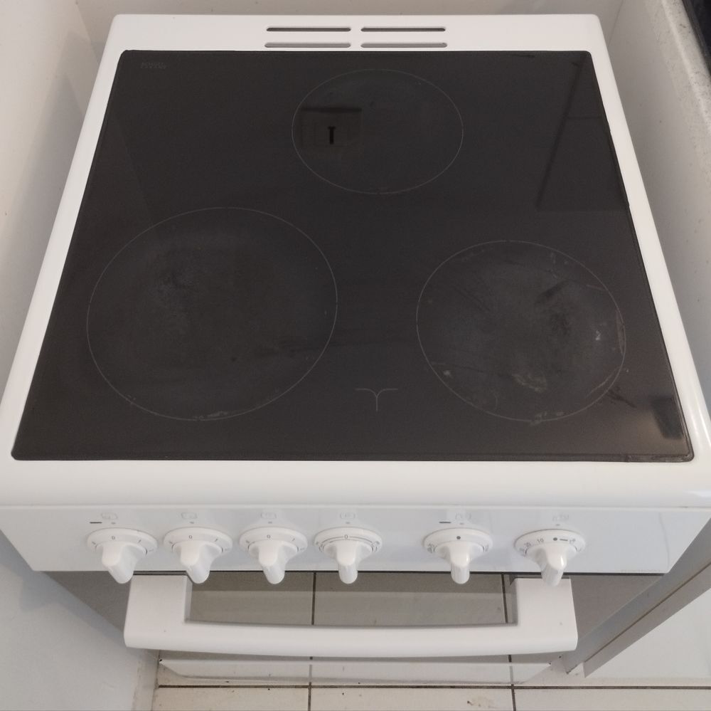 Cuisiniere vitroceramique 3 zones Electroménager