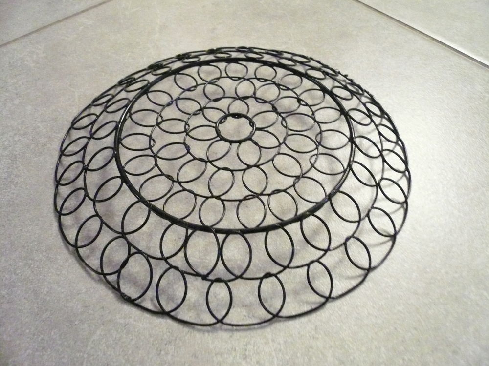 Petit plat / assiette en fil de fer noir Décoration