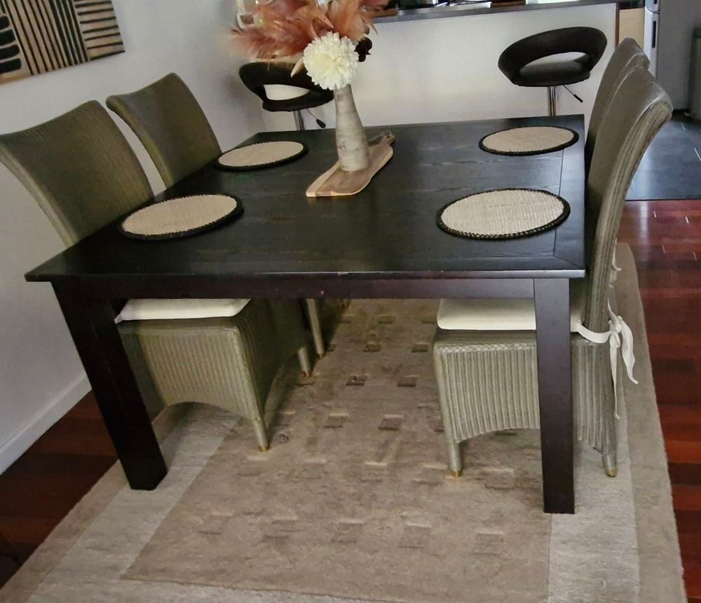 Table carr&eacute;e 8 places bois brun Meubles
