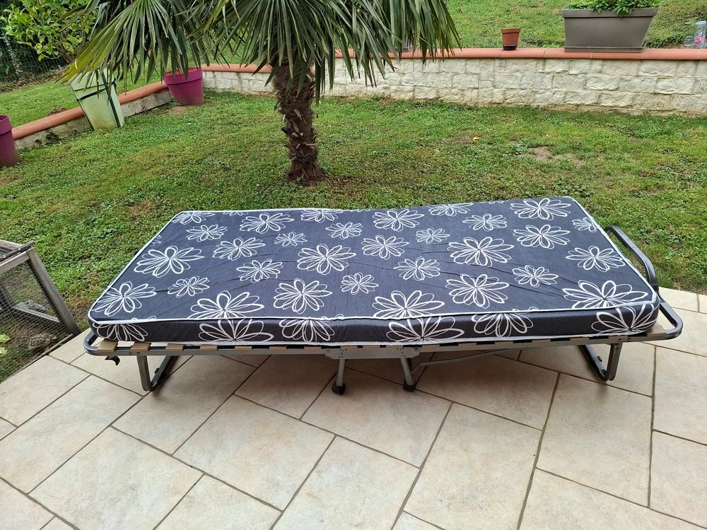 2 lits pliants Meubles