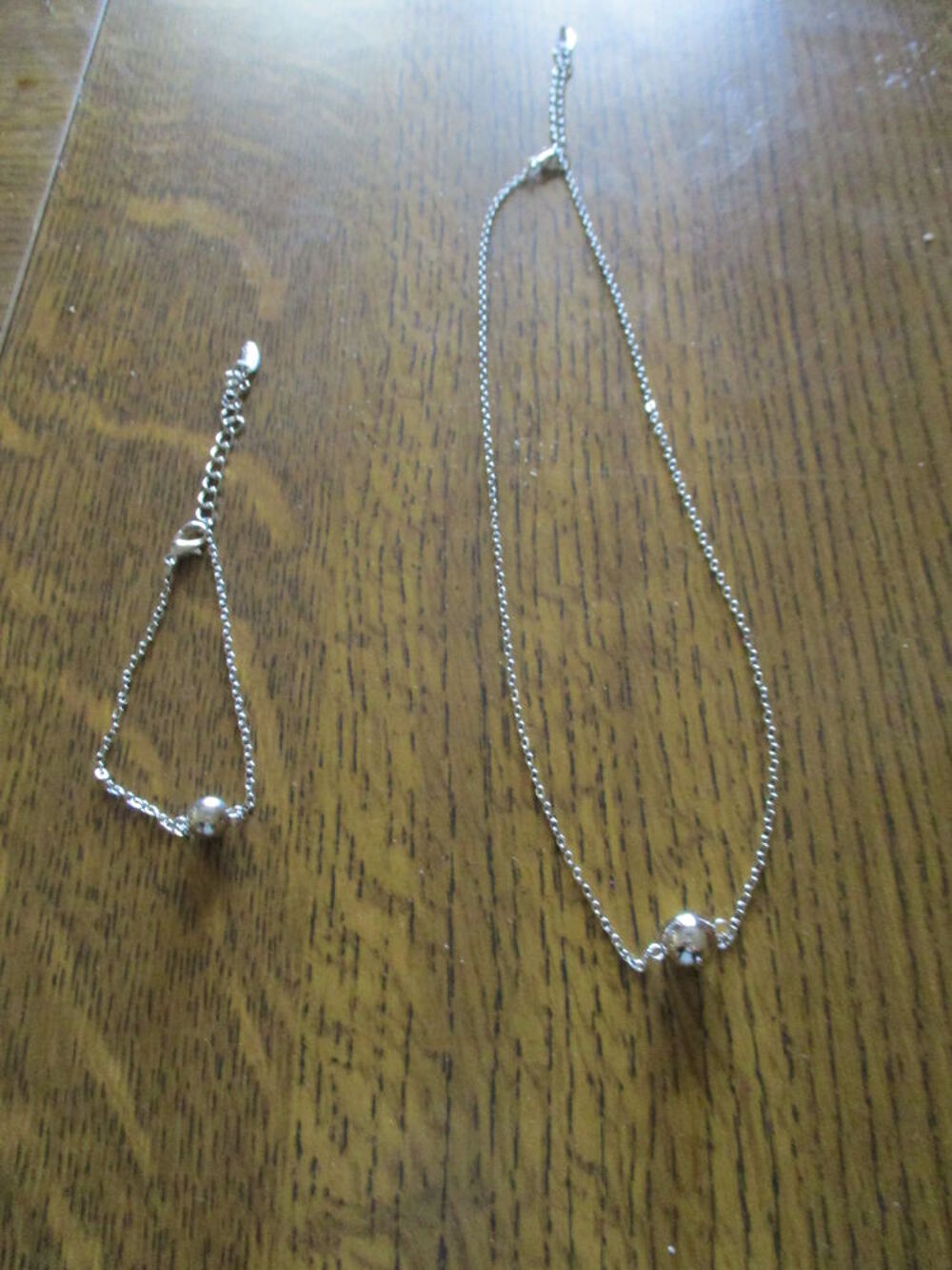 collier et bracelet avec petite boule neuf et autres Bijoux et montres