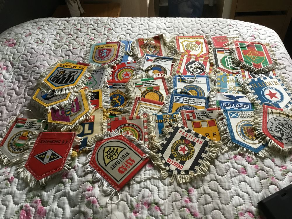 Lot 40 fanions foot grand club europ&eacute;en 