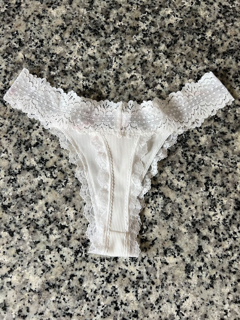 String Femme Dentelle Blanche. Neuf Jamais Port&eacute;. Taille XS Vêtements