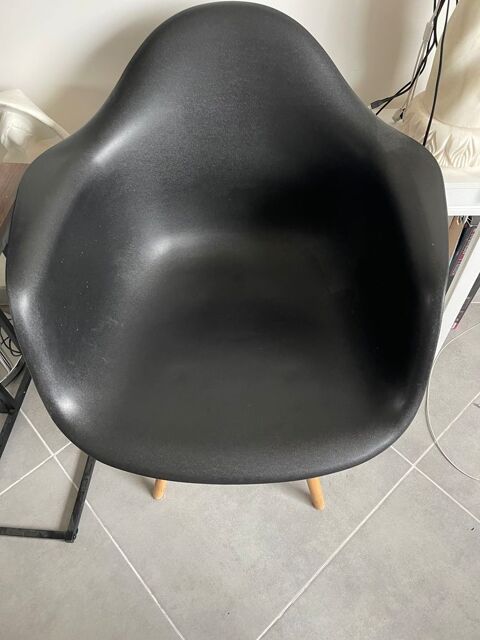 2 chaise noir 200 Beaumesnil (27)
