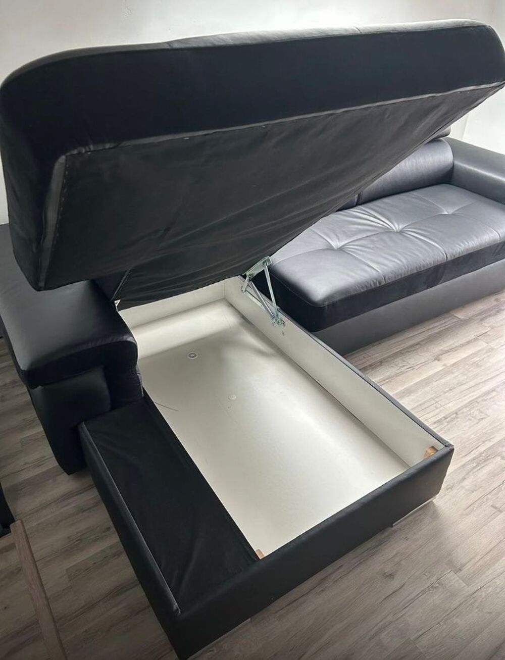 Canap&eacute; d'angle convertible noir €" Couchage + coffre €" Tr&egrave;s bon &eacute;tat Meubles